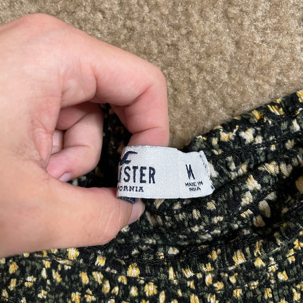 Hollister floral smocked long sleeve crop top - Picture 2 of 4